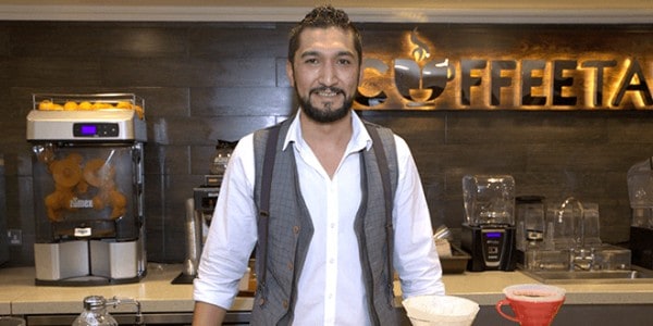 عمر جان من عامل في مقهى ..إلى مؤسس شركة ديزرت إيفل عمرو جان