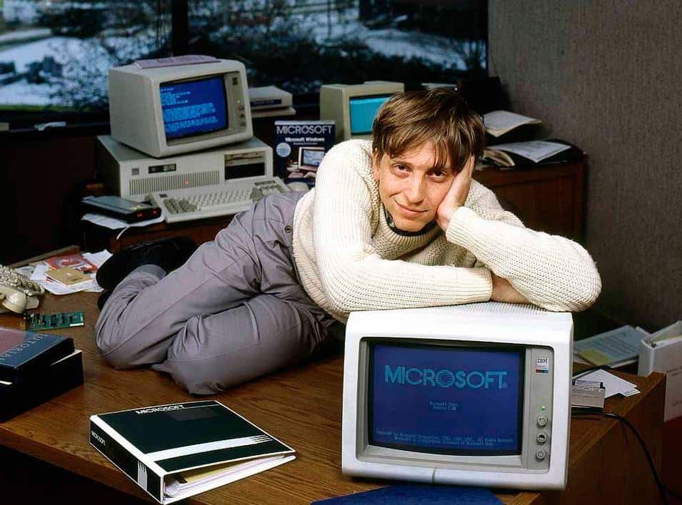 bill-gates-desk-picture