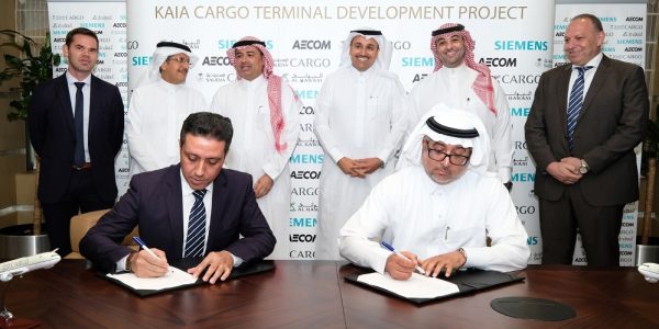 بالصور .. “السعودية للشحن” توقع عقد إنشاء مبنى الشحن بمطار الملك عبدالعزيز الدولي بجدة