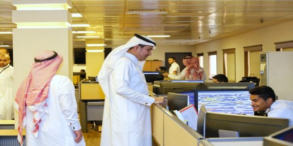 بالصور ..الجاسر يتفقد خدمات الخطوط السعودية في مطار المؤسس بعد أكبر عملية تشغيل