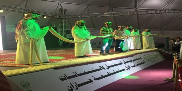 شاهد..بطول 111 مترًا ووزن 120 كجم.. سعوديون ينظمون أطول عقد فُل في العالم