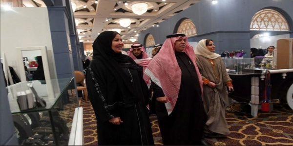 وزير التجارة يفتتح معرض “دكاكين الخيري” لدعم أطفال مرضى السرطان