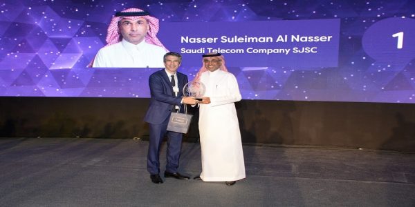 الناصر يتوج بجائزة أفضل رئيس تنفيذي بالمنطقة للعام 2019م