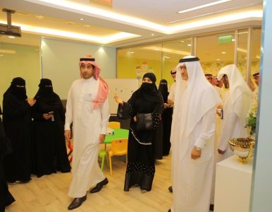 دعمًا للمرأة العاملة.. “هدف” يؤسس مركز حضانة لأطفال الموظفات مدير عام الصندوق متجولا في مركز الضيافة