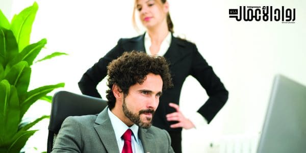 الموظف المتملق