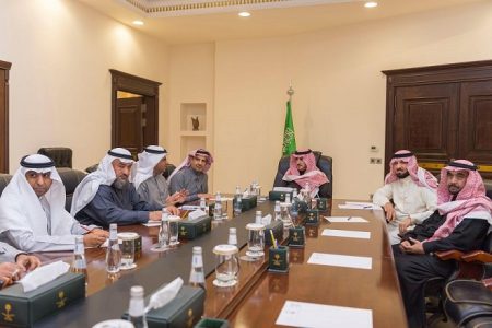 أمير منطقة الجوف يُشاهد عرضًا مرئيًا للمواقع والتجمعات التعدينية أمير منطقة الجوف