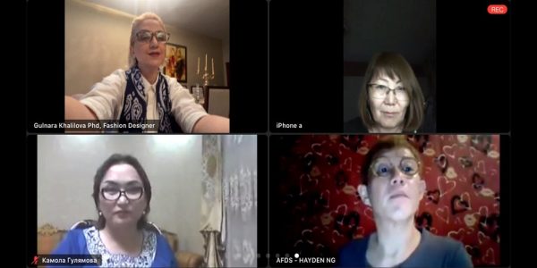 عرض أزياء افتراضي