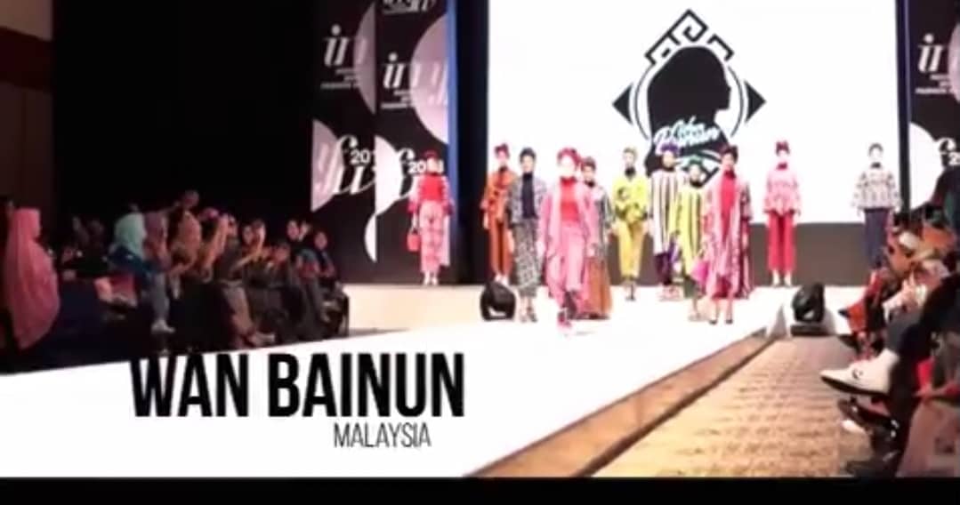 عرض أزياء افتراضي