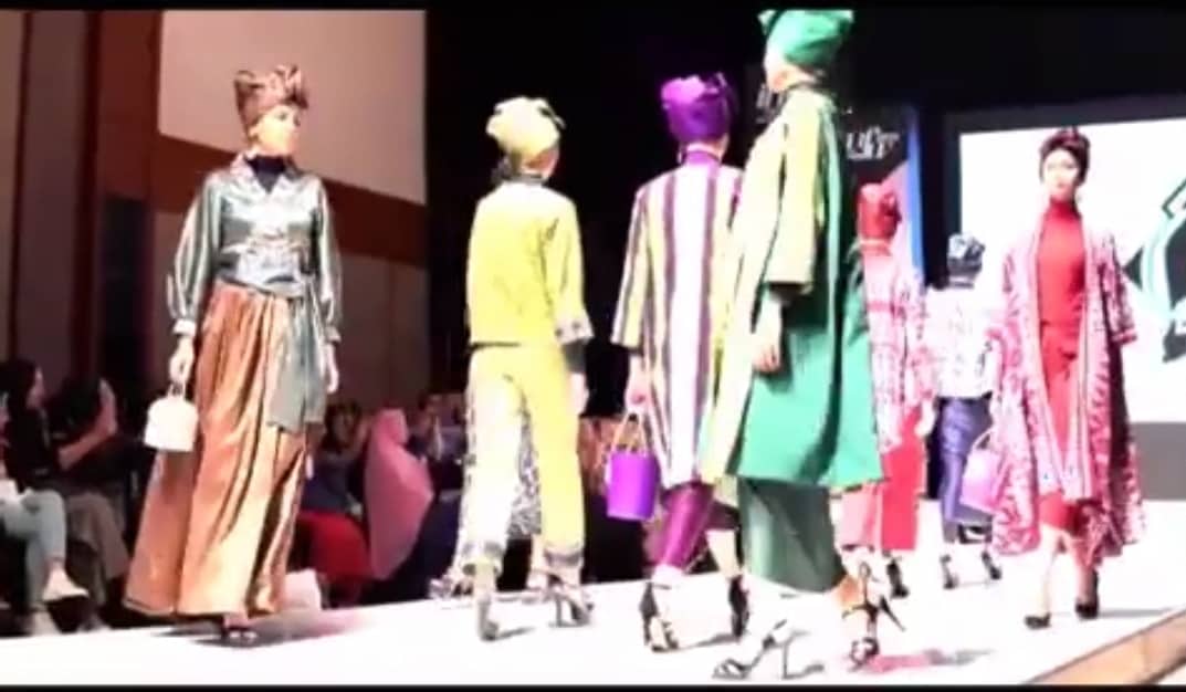 عرض أزياء افتراضي