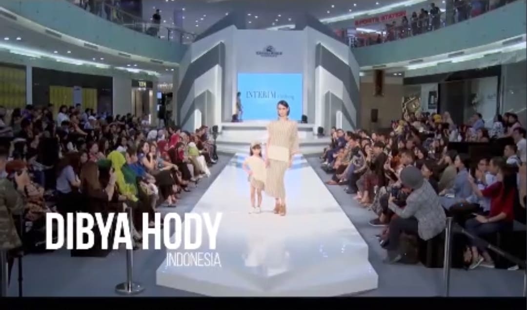 عرض أزياء افتراضي