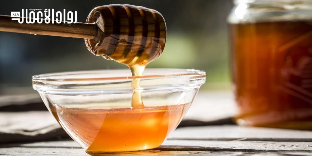 تفاصيل.. دراسة جدوى مشروع منحل لإنتاج العسل Honey-dripping-off-a-honey-spoon-into-a-glass-bowl-royalty-free-image-545879087-1529431540-1