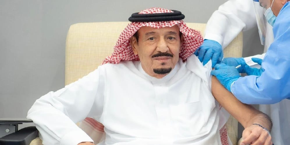 فيديو| الملك سلمان يتلقى لقاح كورونا الملك سلمان