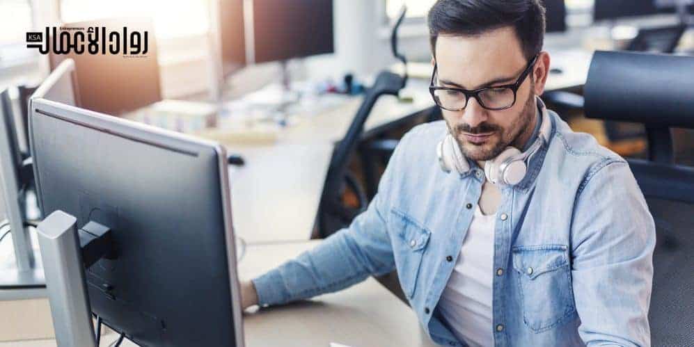الموظف الحرباء.. التلون سمة للتأقلم مع بيئة العمل الموظف الحرباء