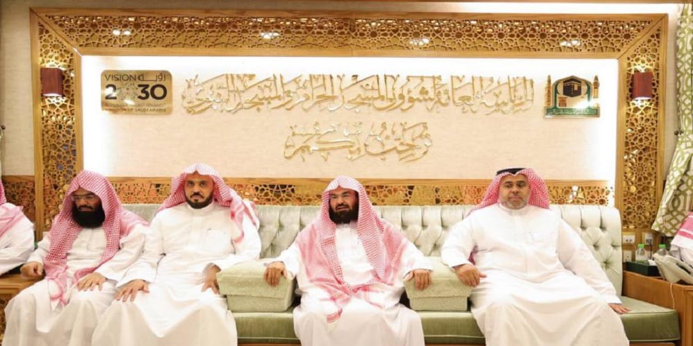 في إفطار حميمي بالحرم حفّزهم وشجّعهم وحثهم لبذل المزيد.. السديس: سنحوّل التحديات إلى فرص إيجابية السديس