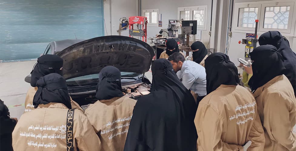 مبادرة التدريب النسائي للصيانة الأولية للمركبات