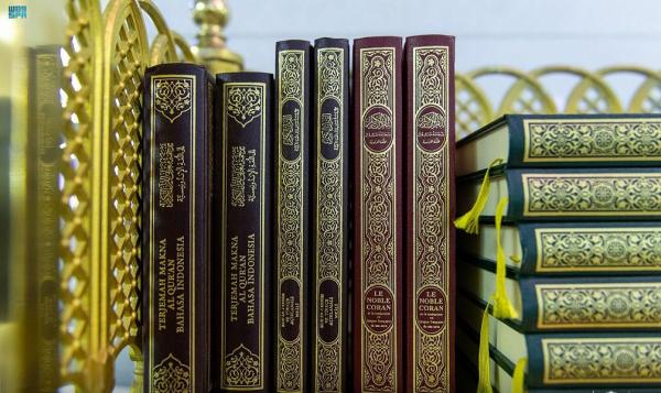 قبل المغادرة.. المملكة تهدي مصاحف لضيوف الرحمن