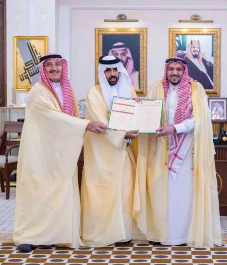 أمير القصيم يتسلم أول ترخيص لإنتاج طائر الحبارى أمير القصيم يتسلم أول ترخيص لإنتاج طائر الحبارى