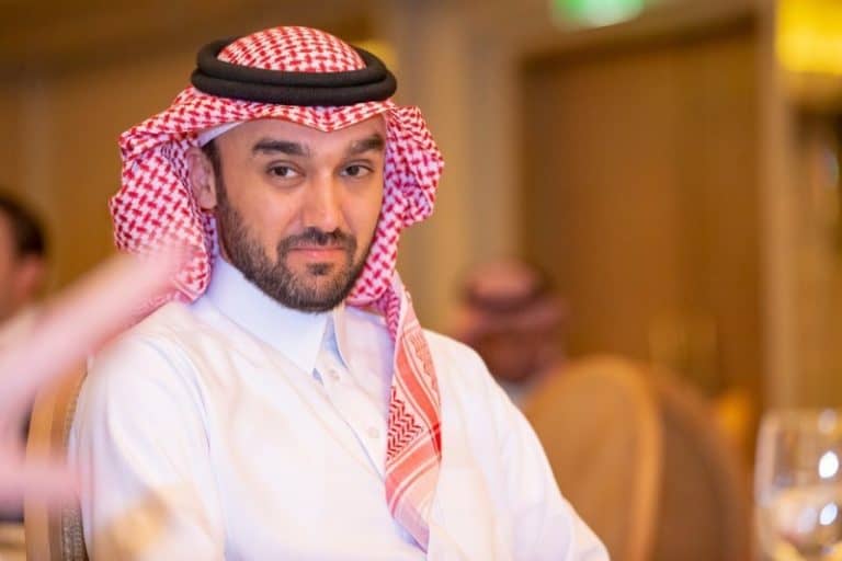 وزير الرياضة يقدم مكافأة 200 ألف ريال لكل لاعب بفريق الخليج لكرة اليد