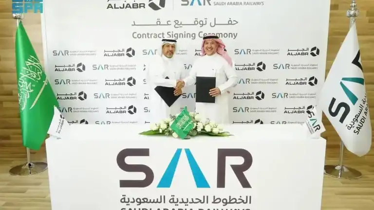 لأول مره.. الخطوط الحديدية السعودية توقع عقدًا لتنقل السيارات عبر القطارات