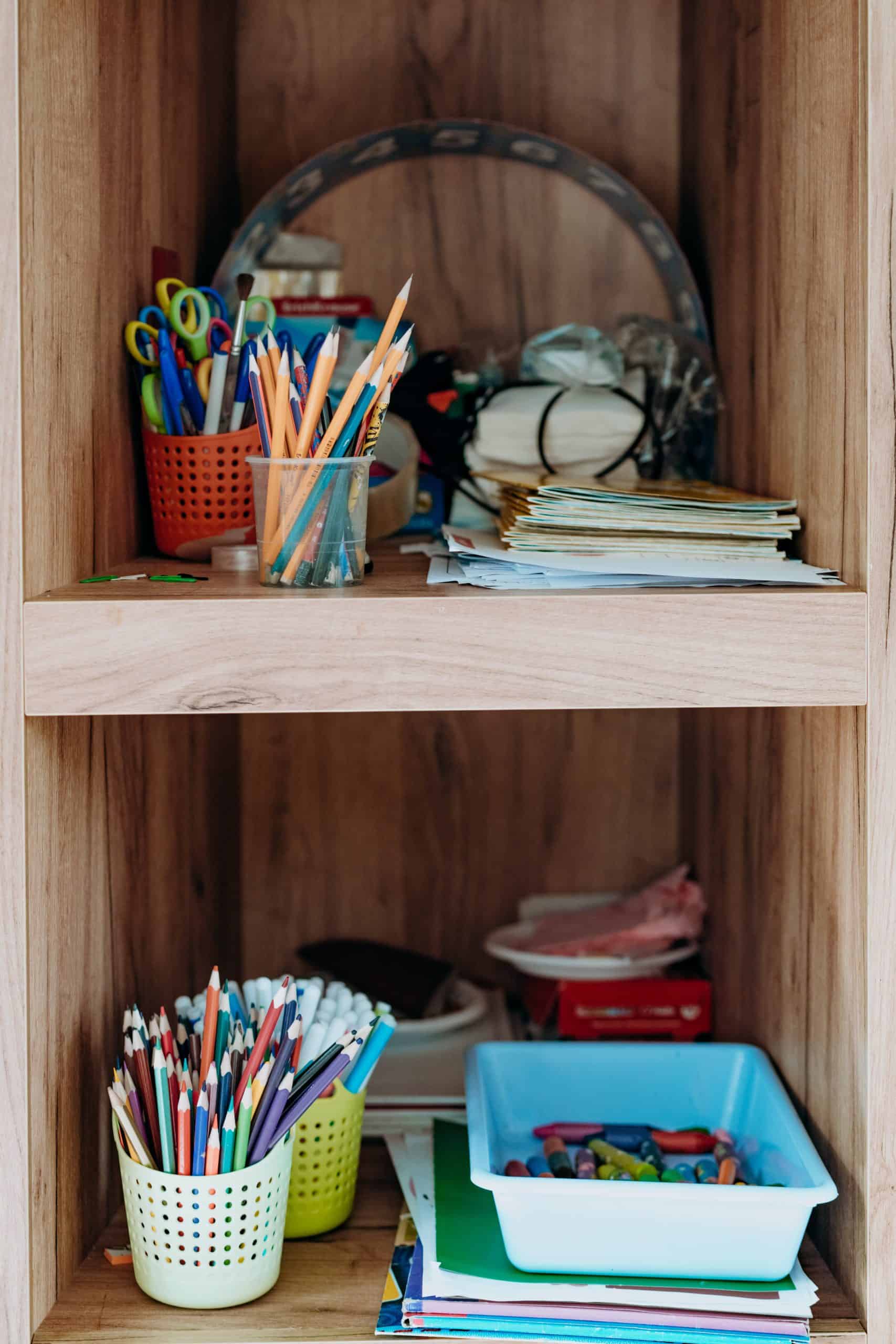 مكتبة أدوات مدرسية