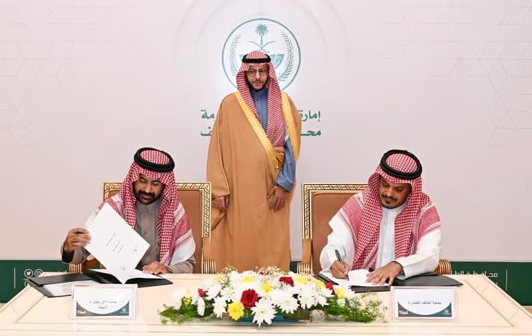 “ابن نهار” يوقع مذكرة تعاون بين “الطائف الخضراء” و”آفاق” لتحقيق رؤية المملكة 2030 ابن نهار محافظ الطائف