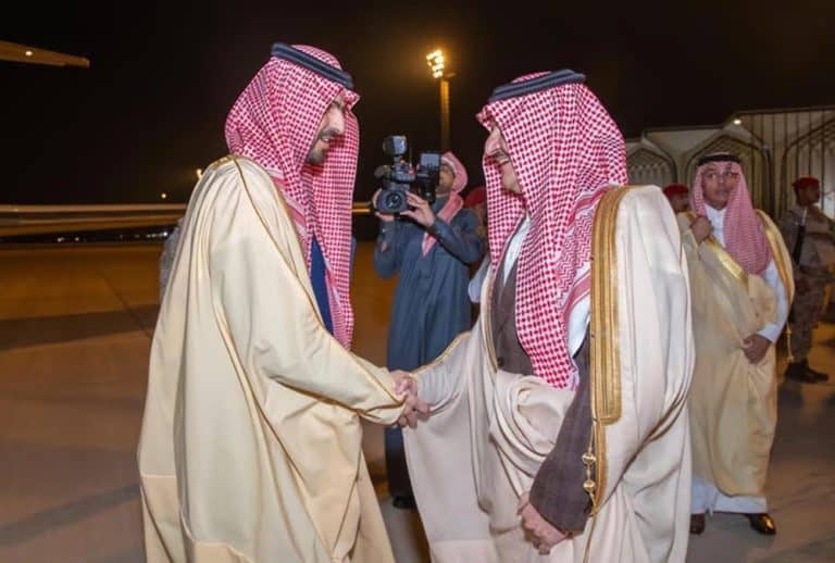 أمير المنطقة الشرقية يستقبل نائبه فور وصوله بعد الأمر الملكي بتعيينه