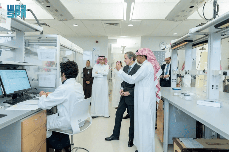 لتوطين التقنيات النووية.. وزير الطاقة يلتقي مدير عام الوكالة الدولية للطاقة الذرية وزير الطاقة أثناء لقاء مع مدير وكالة الطاقة الذرية