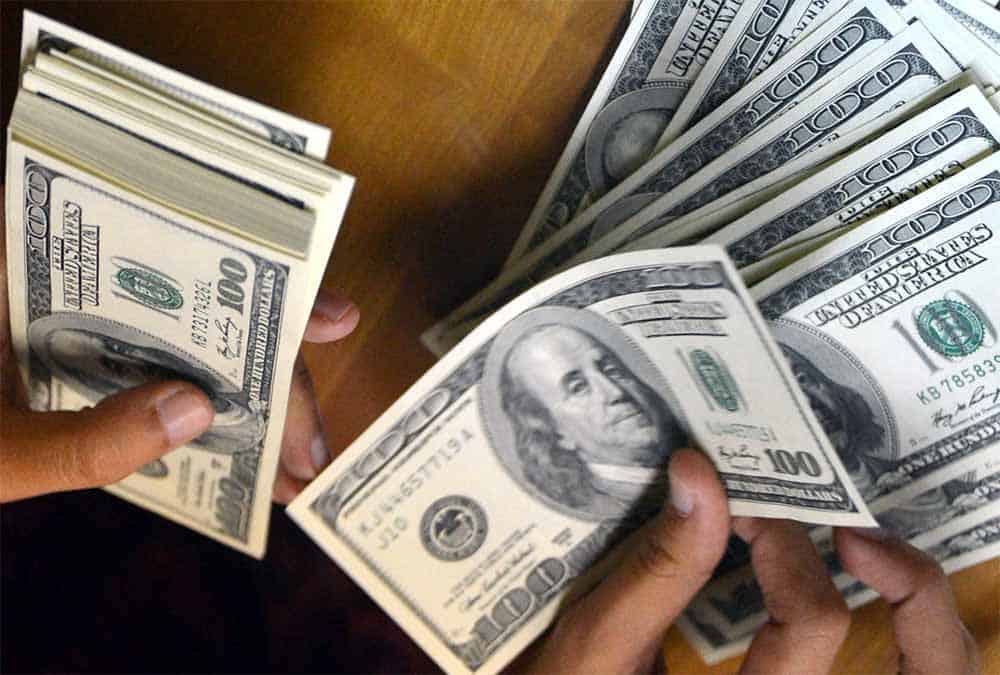 الدولار يصمد رغم الضغوط.. التوترات النفطية تعيد تشكيل السوق