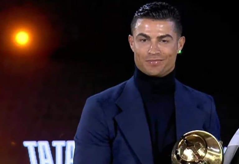 كريستيانو رونالدو يحصد جائزة جديدة ويشيد بالدوري السعودي