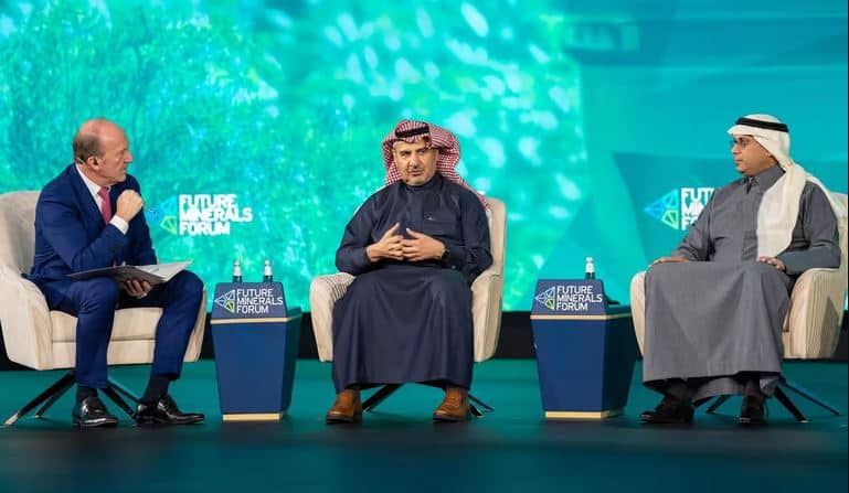 خالد المديفر أثناء جلسة في مؤتمر التعدين الدولي