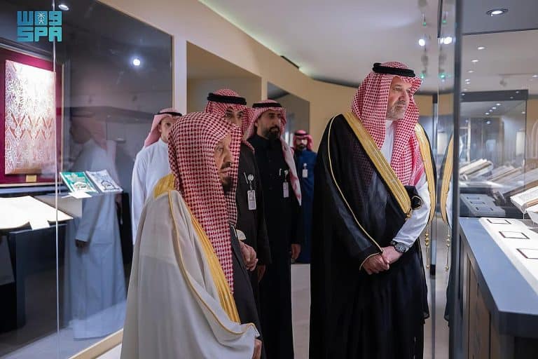 الأمير فيصل بن سلمان ونخبه من العلماء يتفقدون مشروع موسوعة الحج والحرمين الشريفين حرص المستشار الخاص لخادم الحرمين الشريفين، رئيس مجلس إدارة دارة الملك عبدالعزيز الأمير فيصل بن سلمان بن عبدالعزيز، على تفقد مشروع موسوعة الحج والحرمين الشريفين كاحدي المشاريع