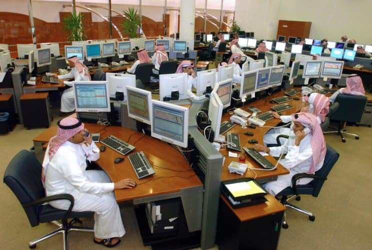 موظفون يعملون في المملكة