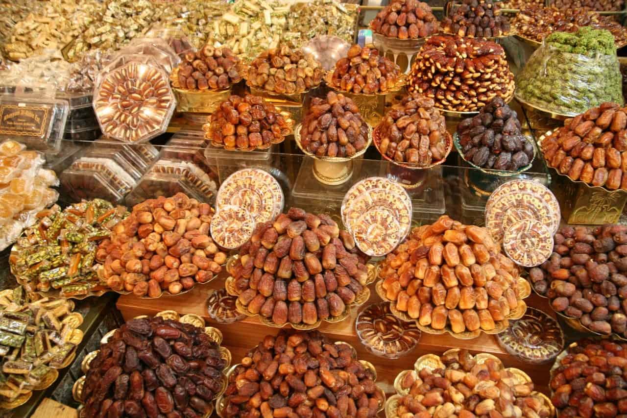 كرنفال بريدة الدولي للتمور يشهد نشاطًا في حركة البيع عبر 27 مسارًا 