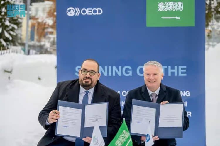 اتفاقية تعاون بين المملكة ومنظمة التعاون والتنمية في مؤتمر دافوس توقيع اتفاقية
