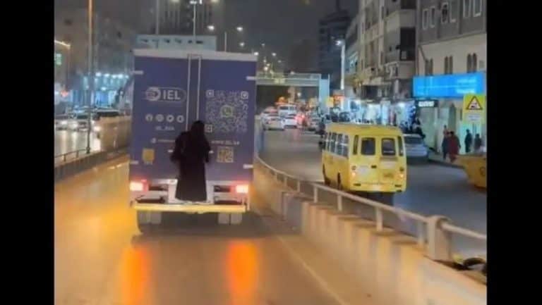 مشهد يحبس الأنفاس في قلب الرياض.. سيدة تتعلق على صندوق سيارة (فيديو) سيدة تتعلق بسيارة في الرياض