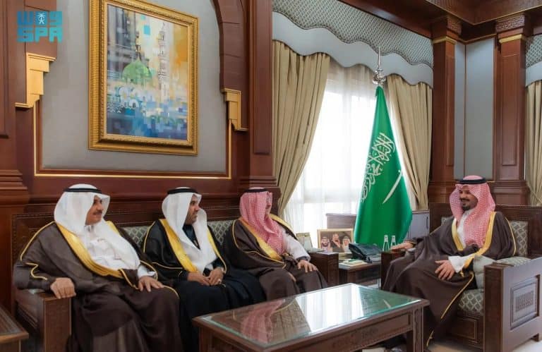 الأمير سلمان بن سلطان يستقبل رئيس وأعضاء مجلس إدارة غرفة المدينة المنورة اجتماع في غرفة المدينة المنورة