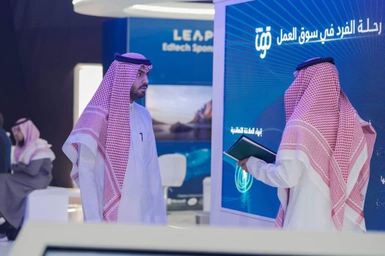 كيف يتم إنشاء عقد العمل في السعودية؟ أحدهم يستمع لمعلومات حول عقد العمل في السعودية