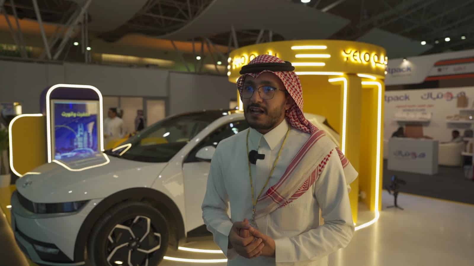 عبد الله العنزي المسؤول بشركة يلو-Yelo لتأجير السيارات يشرح إمكانات سيارة أيونيك