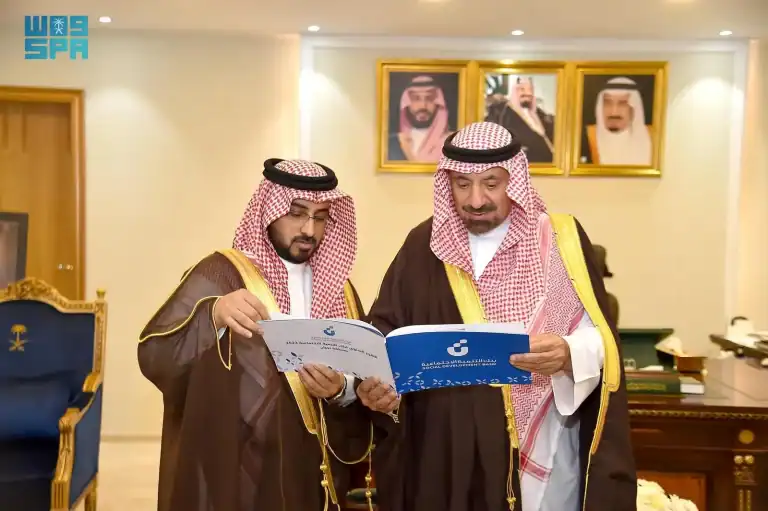 أمير نجران يتسلم التقرير السنوي لفرع بنك التنمية الاجتماعية بالمنطقة
