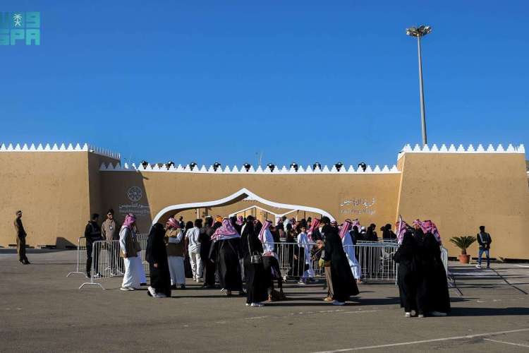 الأكلات الشعبية تجذب زوار قرية التأسيس بالباحة