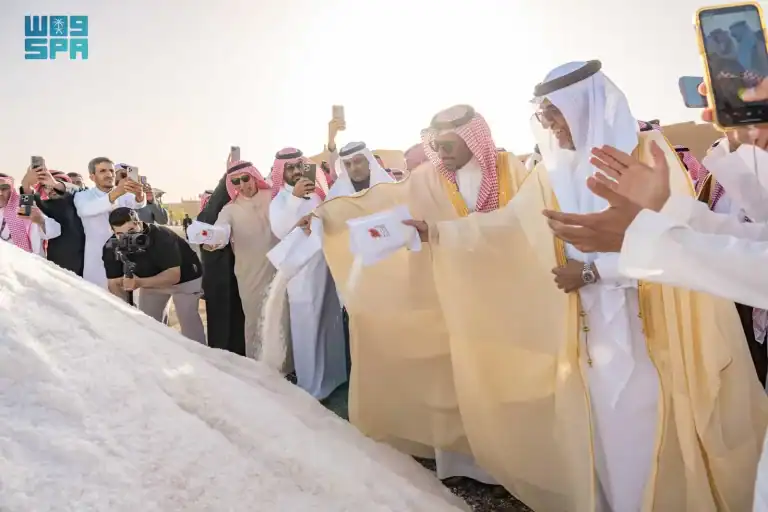 وزير الصناعة والثروة المعدنية يفتتح موسم ملح القصب في موسمه الثاني وزير الصناعة