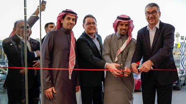“الوعلان للتجارة” تفتتح أول مراكز “رينو” في الرياض