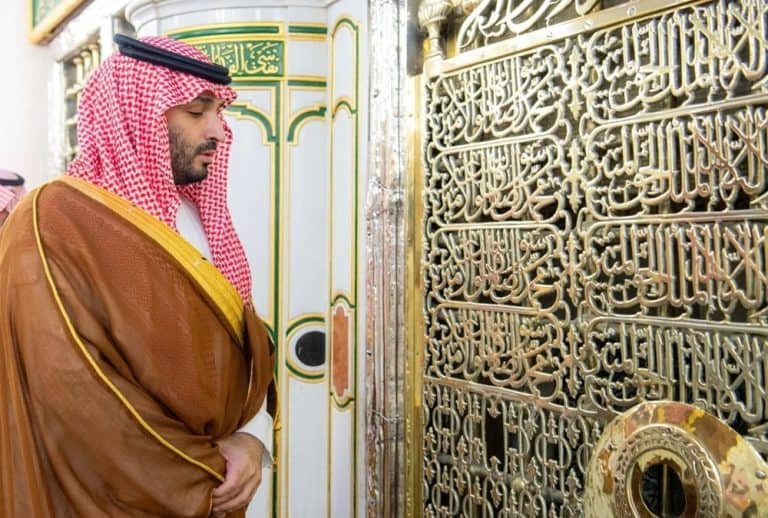 لحظات من الخشوع والتأمل.. ولي العهد يؤدي الصلاة في المسجد النبوي ويزور مسجد قباء ولي العهد