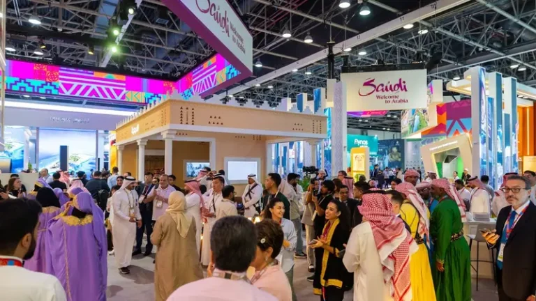 السياحة السعودية توقع 40 مذكرة وشراكة في معرض سوق السفر العربي سوق السفر العربي