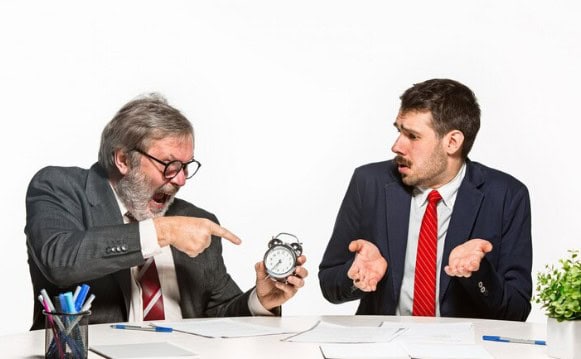 قبل أن تتحدث.. انتبه إلى ما يقوله جسدك أخطاء شائعة في مقابلات العمل