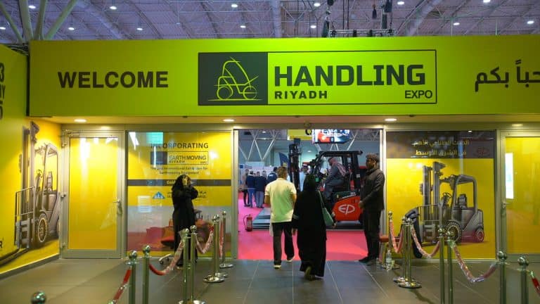 ممثل شركة بيتا للمعدات الصناعية يستعرض إمكانيات الشركة خلال معرض هاندلينج إكسبو