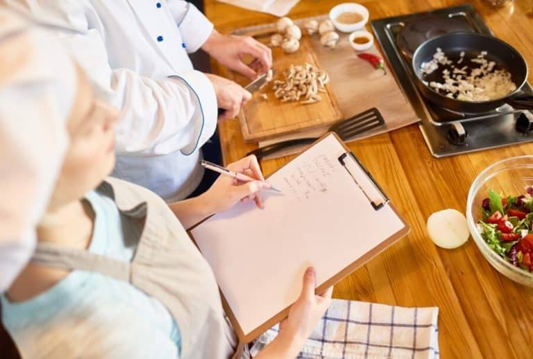 مشروع تقديم دروس فنون الطهي.. كيف تصنع أرباحًا بنكهة الإبداع؟ تقديم دروس في فنون الطهي