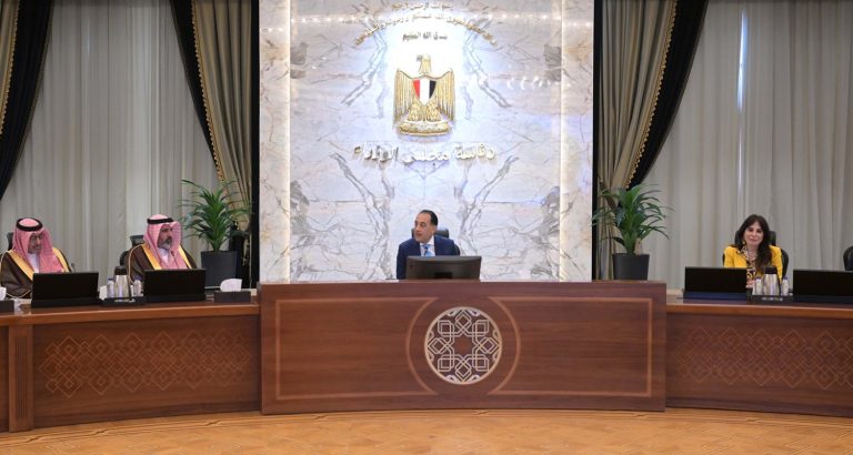 الحكومة المصرية: نذلل أي تحديات يواجهها المستثمرون السعوديون بمصر صرح مصطفى مدبولي، رئيس مجلس الوزراء المصري، أن الحكومة المصرية تمكنت من إيجاد حلا لمعظم مشكلات المستثمرين السعوديين في مصر. والتي من بينها مشكلات كانت تعود لعشرات السنين.