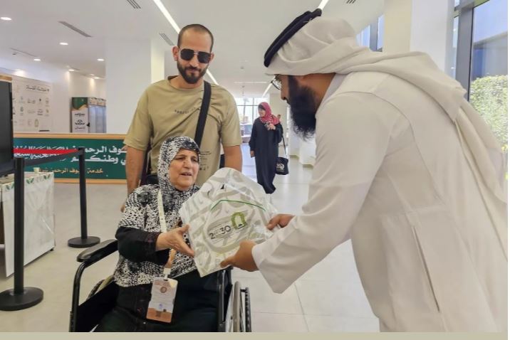 “الشؤون الإسلامية” توزع هدية خادم الحرمين الشريفين على الحجاج المغادرين وزارة الشؤون الإسلامية