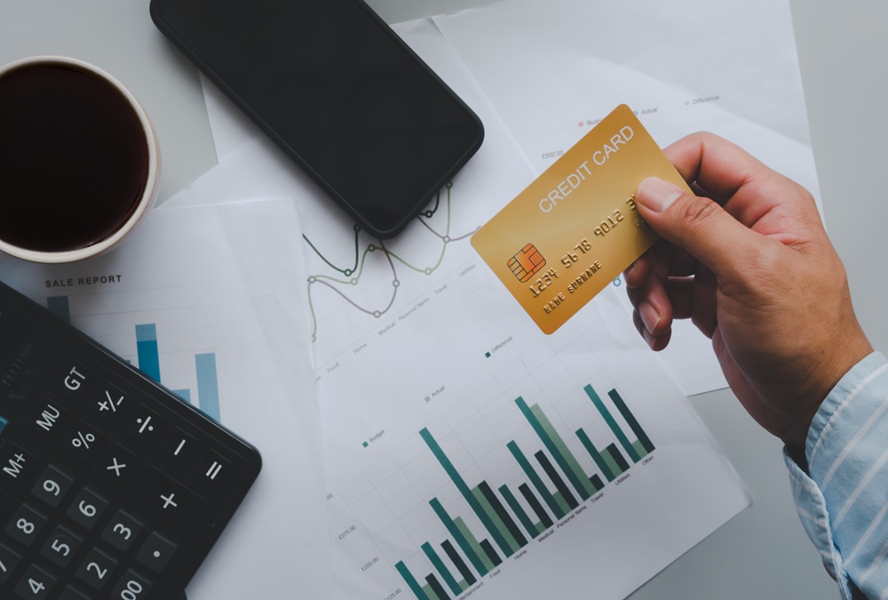 «التقسيط المريح».. فخ ناعم يبتلع دخلك الشهري قبل أن تحصل عليه 